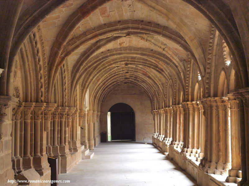 Ala del capítulo desde el lado del templo